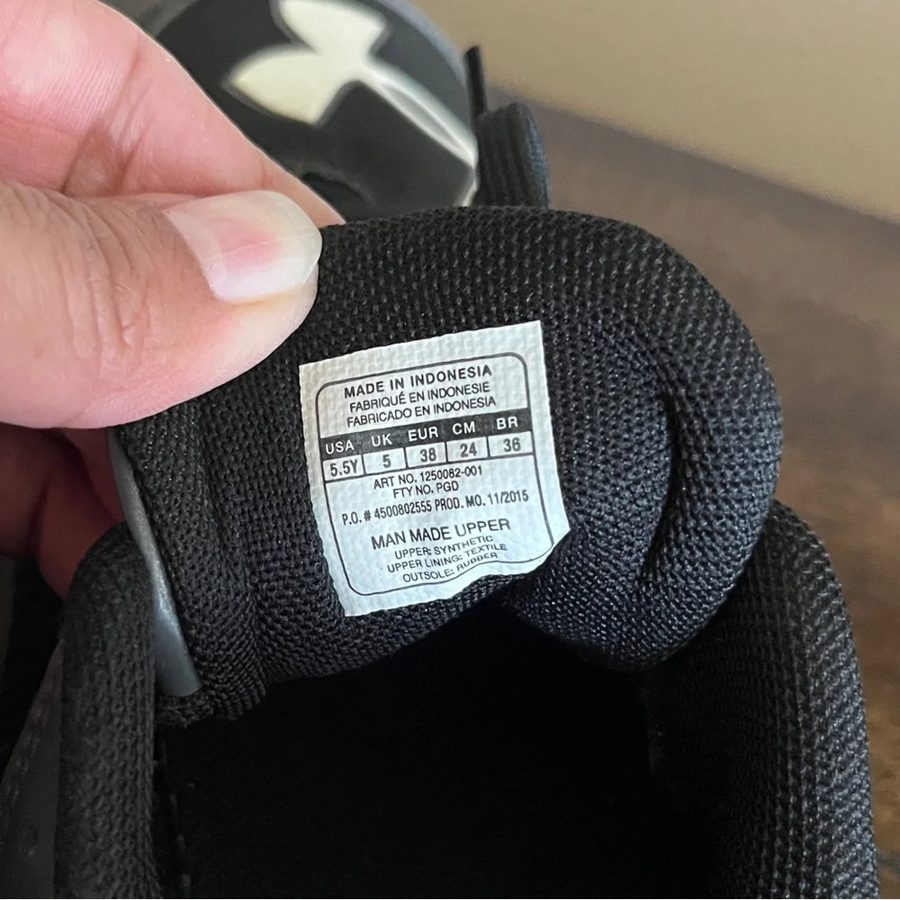 Under Armour Youth Cleats – 5.5 Youth - Picture 7 of 8